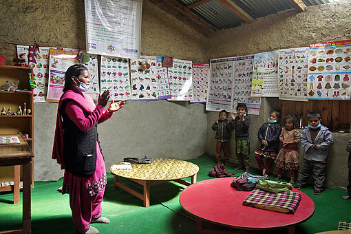 Sita (23) arbeitet seit vier Jahren als Lehrerin in der Provinz Karnali Leherin Sita in einem Klassenzimmer mit Kindern