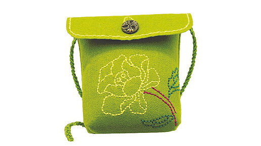 Filztaeschchen Grünes Filztäschen mit aufgestickter Blume und Knopfverschluss.