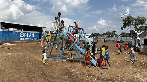 Kinder spielen auf einem Spielplatz in Ura, Äthiopien.