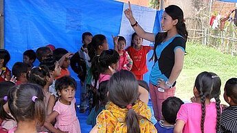 Geschulte Betreuerinnen und Betreuer helfen den Kindern ©Plan Geschulte Betreuerinnen und Betreuer helfen den Kindern ©Plan