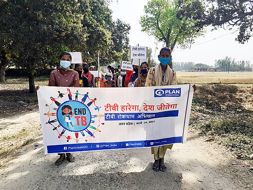 Kampf gegen Tuberkulose in Indien Eine Gruppe Menschen läuft hintereinander, ganz vorne halten sie ein Plakat vor sich, das auf Tuberkulose aufmerksam macht