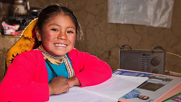 Mädchen mit Schulsachen aus Peru