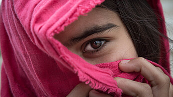 Eine junge Geflüchtete, fotografiert in der Region Akkar, Nordlibanon. © Plan International / Sima Diab