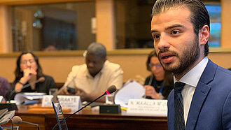 Unser Jugendbotschafter Karim Albrem nimmt am globalen Flüchtlingsforum in Genf Teil, um geflüchteten Kindern und Jugendlichen eine Stimme zu geben! ©Plan International/Enzo Tabet Cruz