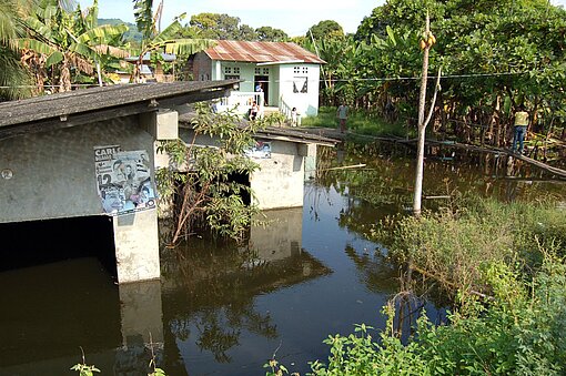 Häuer stehen im Wasser	