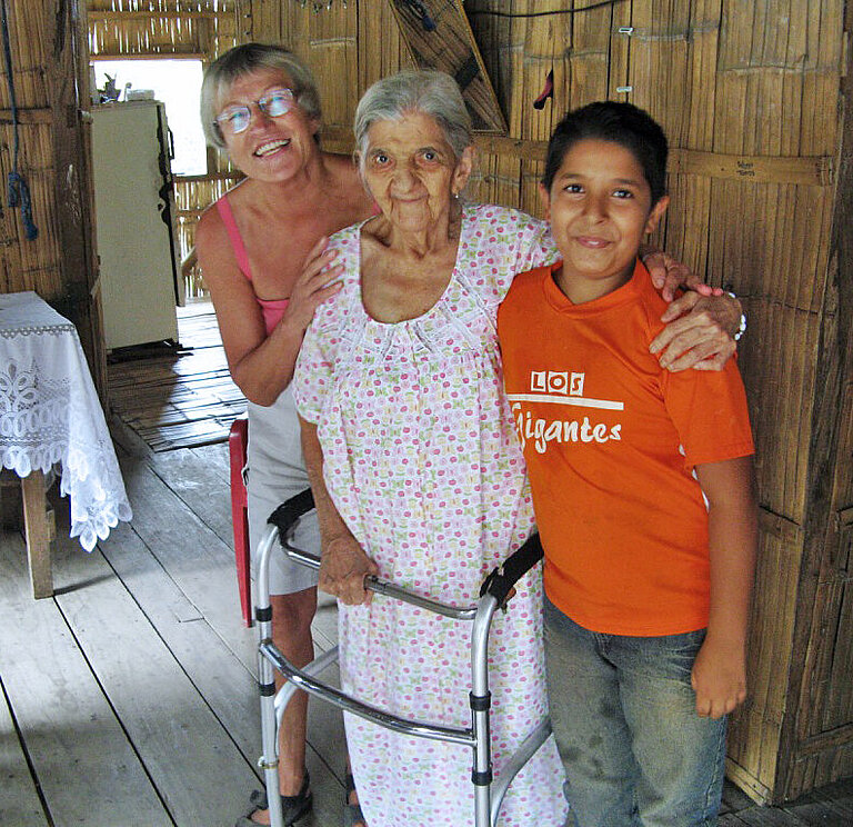 Waltraud Bahm (links) besucht ihre Patenkindfamilie in Ecuador