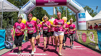 Bei strahlendem Sonnenschein liefen die Läuferinnen in Stuttgart ins Ziel. © Norbert Wilhelmi