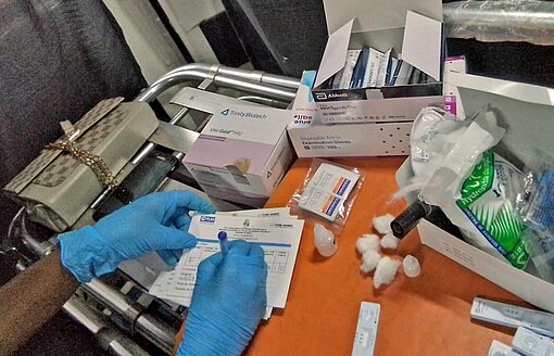 Das mobile HIV-Screening erreicht vor allem Frauen Detailaufnahme HIV/Aids-Test