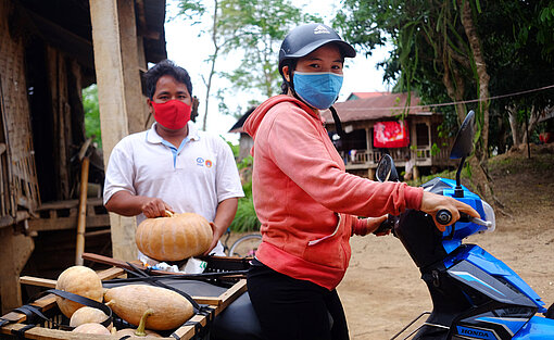 Phuc auf ihrem mit Gemüse beladenen Roller.