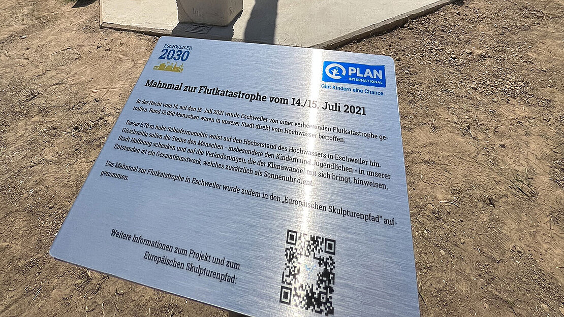 Eine Tafel informiert über die Hintergründe und die Entstehung des Mahnmals. Vor dem Mahnmal steht eine Infotafel.