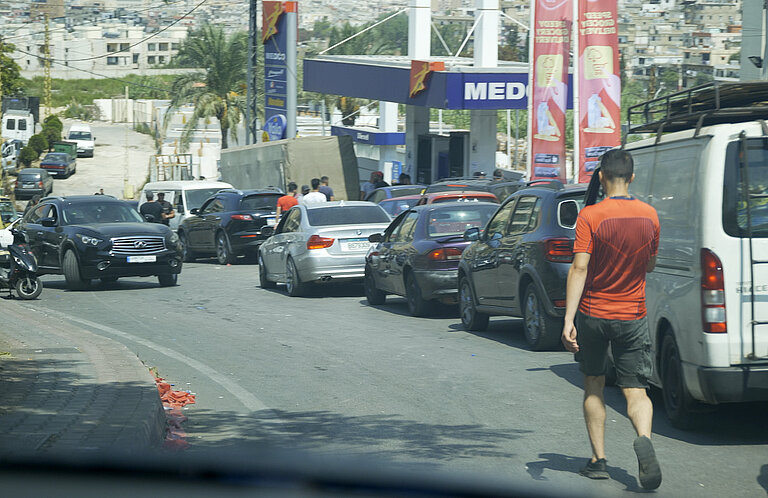 Täglich bilden sich in Beirut lange Schlangen vor den Zapfsäulen