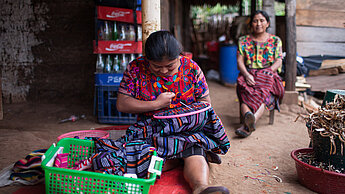 Julia ist durchaus traditionsverbunden: Sie bestickt gerne Stoffe nach dem Brauch der K'iche' Maya. ©Sandra Sebastián / Plan International