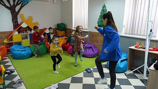 Kinder nehmen am Tanzkurs im teil.