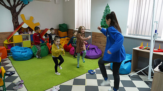 Kinder nehmen am Tanzkurs im teil.