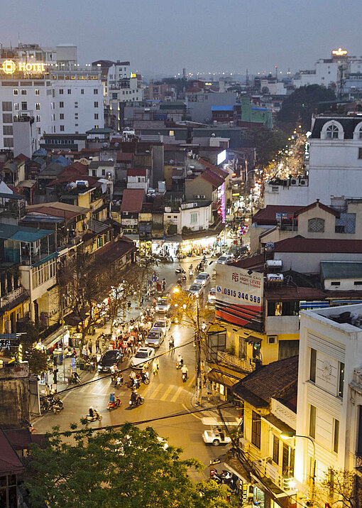 Der Abend senkt sich über Hanoi Nächtliche Straßenszene in Hanoi