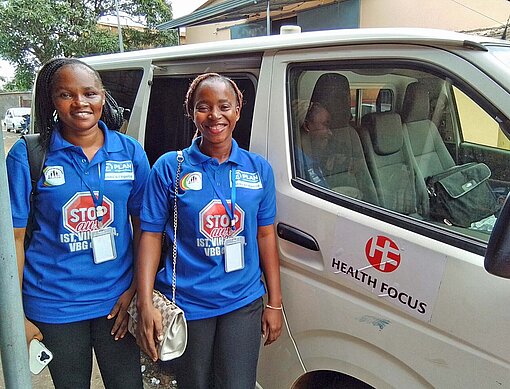 Das mobile HIV-Team macht sich bereit für den nächsten Einsatz Zwei Ärztinnen vor einem Minibus