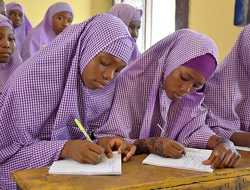 Hadiza (14, links) darf wieder die Schule besuchen Zwei Mädchen drücken die Schulbank