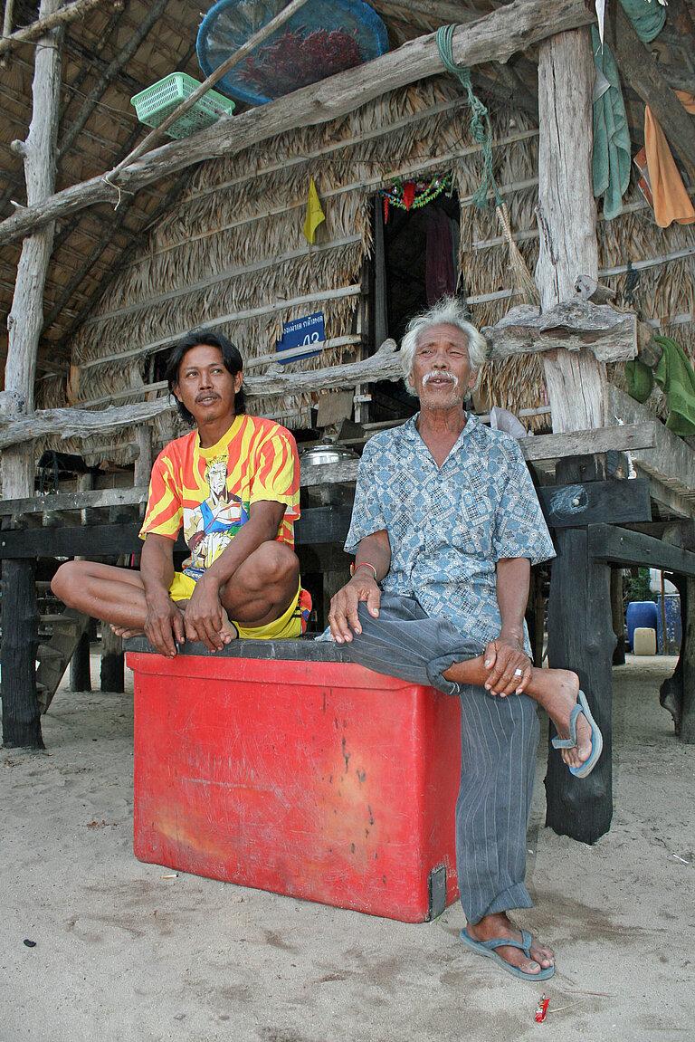 Moken-Männer vor ihrer Hütte auf der Insel Surin