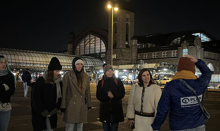 Eine Gruppe Frauen steht auf dem Bahnhofsvorplatz in Hamburg