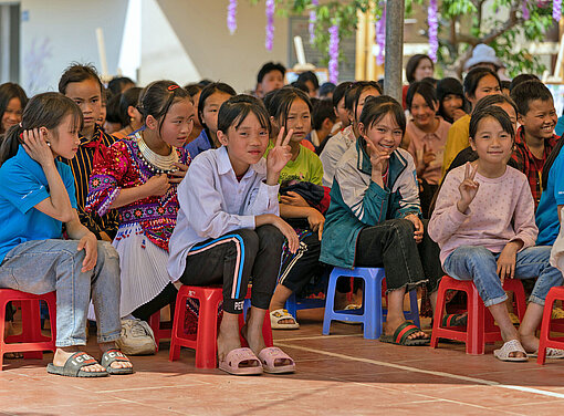 Schulkinder sitzen in einem Festzelt