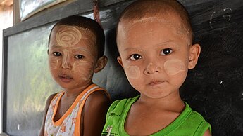 Seit 2011 wurden fast 100.000 Menschen in Kachin aufgrund von Gewalt aus ihrer Heimat vertrieben. So wie dieses Mädchen leben sie in Camps für Binnenvertriebene. © Plan