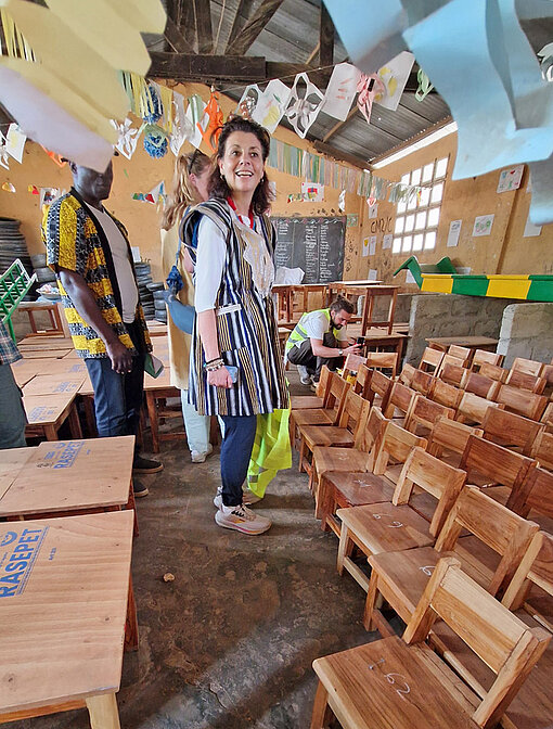 Eine Frau steht in einem Klassenzimmer