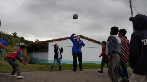 Volleyball und Kinder. 