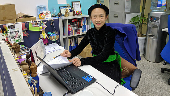 Bild: Ein junges Mädchen sitzt am Laptop