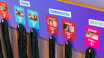 Besucherinnen und Besucher reisen virtuell nach Ägypten, Ghana, Guatemala, Kambodscha, Kolumbien und Timor-Leste sowie in die deutschen Großstädte Berlin und Hamburg. ©Michael Fahrig