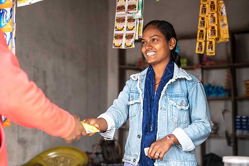 Ashiya im Kontakt mit einem Kunden in ihrem eigenen Laden 