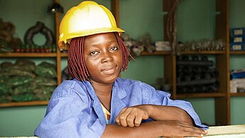 Bibata ist sehr zufrieden und glücklich mit ihrem Leben als Klempnerin. © Plan International