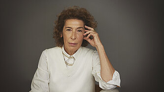 Die Schauspielerin Adele Neuhauser schaut direkt in die Kamera