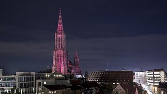 In Ulm erstrahlte am Abend des 11. Oktober der Ulmer Münster in einem kräftigem Pink.