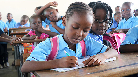 Schultische für neue Klassenzimmer in Uganda