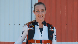 Lisa Buchner trägt Sportkleidung und lächelt in die Kamera.