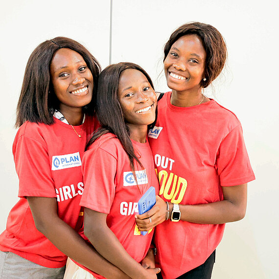 Drei junge Frauen tragen T-Shirts mit der Aufschrift "Girls Out Loud"