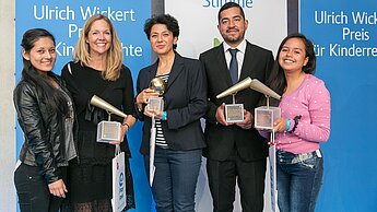 Die Sieger des Ulrich Wickert Preises für Kinderrechte 2015 (vlnr.): Jenny Carrera, Dr. Nicola Albrecht, Golineh Atai, Sigfredo Ramírez und Jessica Acosta. ©Michael Fahrig