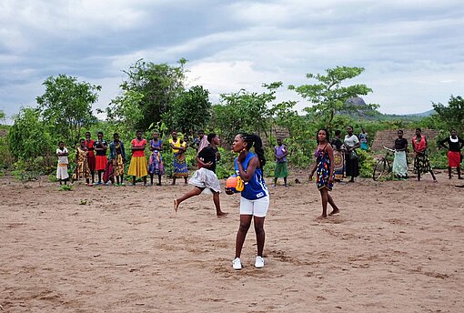 Im Rahmen des Projekts entstehen Jugendclubs, deren Mitglieder gemeinsam ihre Freizeit verbringen, diskutieren oder Fußball spielen Eine Jugendgruppe spielt Fußball