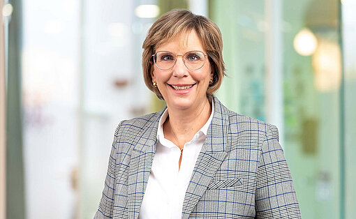 Dr. Helga Gennen Dr. Helga Gennen