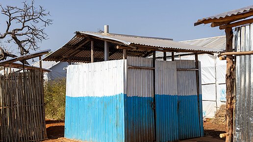 Ein Duschblock umringt von anderen sanitären Einrichtungen