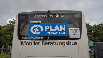 Das Plan-Logo auf dem Beratungsbus. ©Bernhard Risse