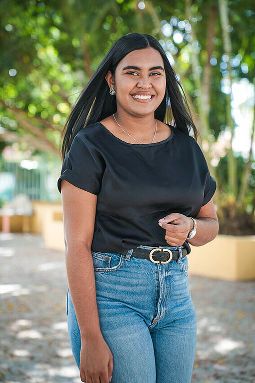 Edith blickt stolz und selbstbewusst in die Kamera