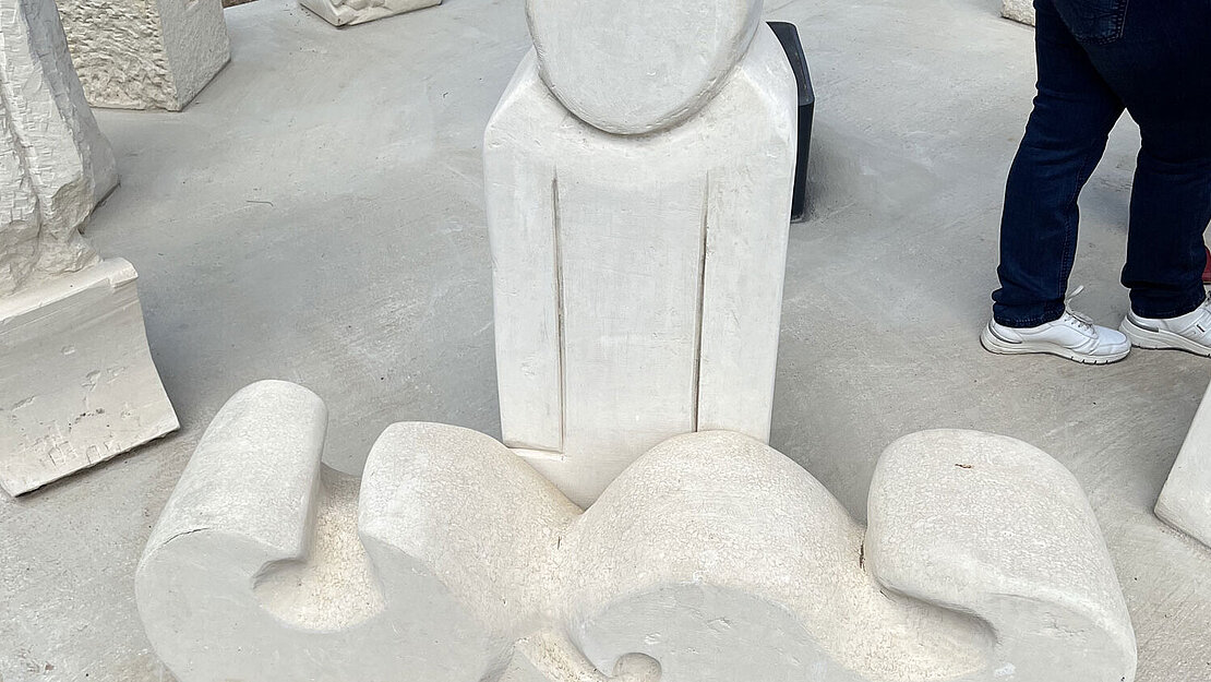 Skulptur "Klimawandel" Die Skulptur stellt eine Figur da, vor der Wellen schappen.
