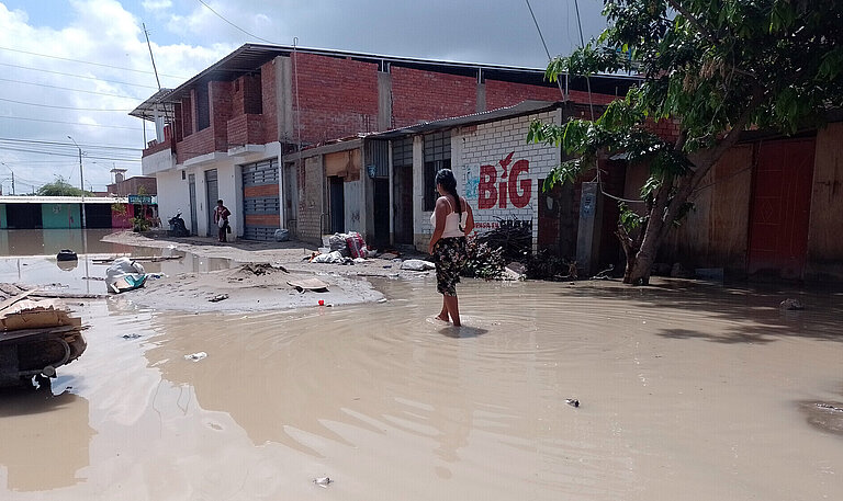 Eine überflutete Straße in der Gemeinde Piura