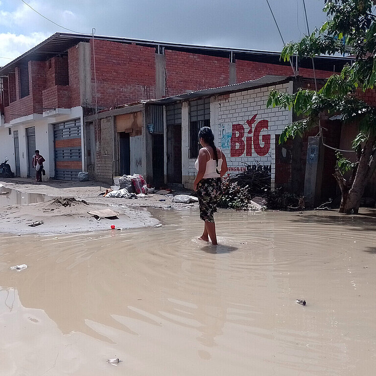 Eine überflutete Straße in der Gemeinde Piura