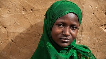 Eine junge Frau aus Niger: Heranwachsende Mädchen sind in Krisen- und Katastrophensituationen besonders schutzlos. © Vincent Tremeau