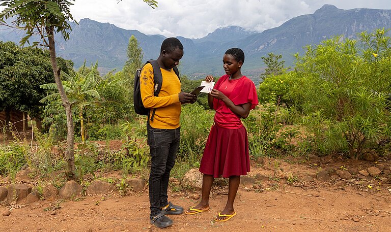 Liness und ein Mitforschender halten in ihrer Gemeinde die Stellung