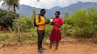 Liness und ein Mitforschender halten in ihrer Gemeinde die Stellung