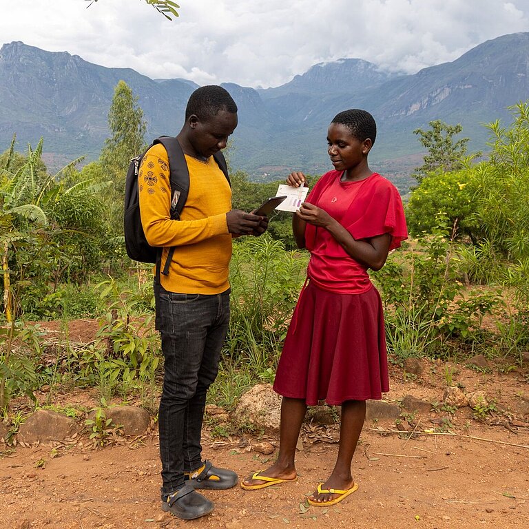 Liness und ein Mitforschender halten in ihrer Gemeinde die Stellung