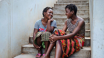 Plan International setzt sich unter anderem mit dem Programm "Better Opportunities for Girls" in Mosambik dafür ein, dass Mädchen die Schule abschließen können und sich schädliche Praktiken und soziale Normen ändern. ©Plan International/ Pi Frisk